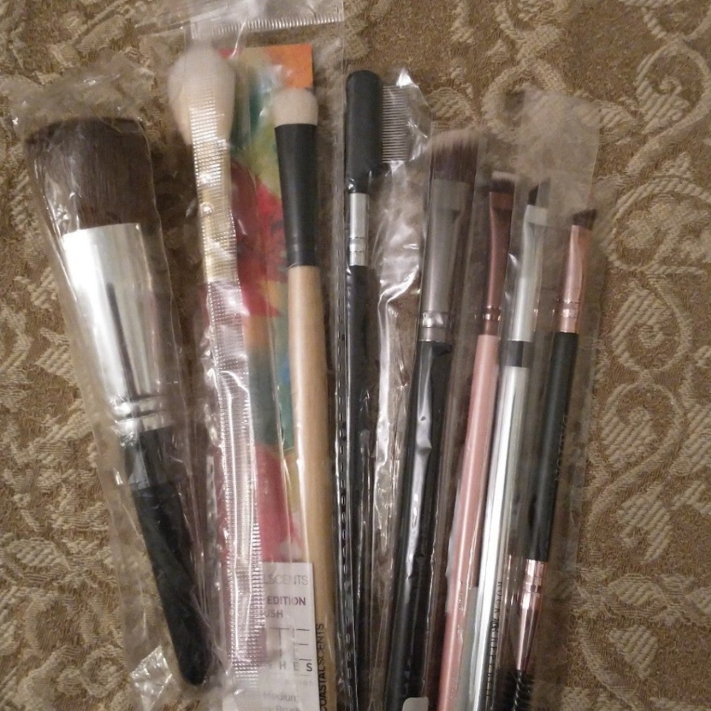 12 New, Unused Makeup Brushes - Face, Eyes, Brows